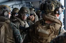 واشنطن تدفع بقوة بحرية ضاربة وتؤكد استعدادها لمواجهة إيران