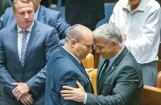 تحالف انتخابي بين لابيد وبينيت للإطاحة بحكومة نتنياهو