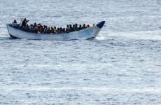 خفر السواحل الفرنسي ينقذ 157 مهاجرًا من قارب محترق