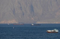 انفجار ناقلة نفط عملاقة بألغام بحرية جنوب مضيق هرمز.. وإيران تؤكد إغلاقه