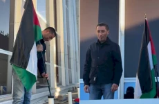 عمدة بلدية فينيسيو الفرنسية يرفع علم فلسطين على واجهة البلدية