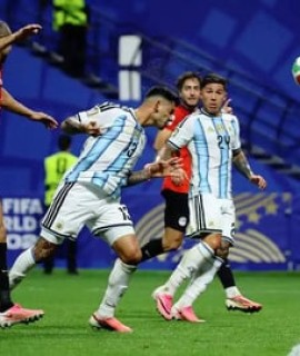 نجم الأرجنتين يحتفل بشكل جنوني أمام صلاح بعد هدف قاتل (فيديو)