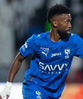 الرياض ينقض على لاعب الهلال السعودي