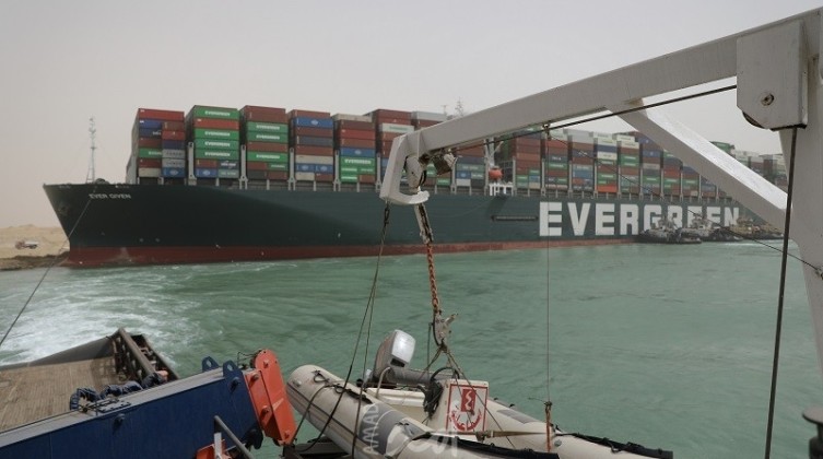 أزمة قناة السويس تعطل 12% من التجارة العالمية