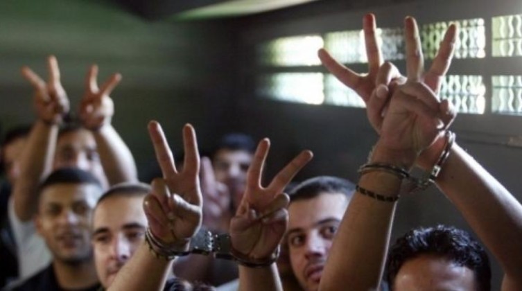 3 أسرى يدخلون أعواما جديدة داخل سجون الاحتلال