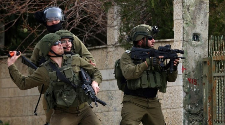 قوات الاحتلال تغلق المدخل الرئيسي لقرية طورة بيعبد