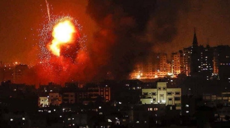 بالصور والفيديو: الاحتلال يقصف موقعآ للمقاومة الفلسطينية جنوب غزة