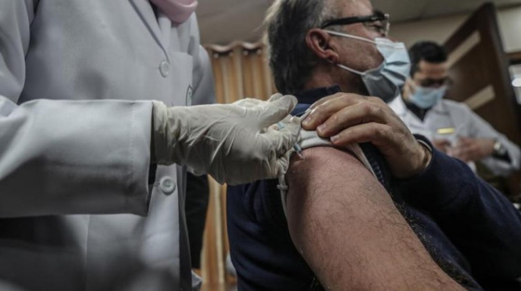 إف دي إيه: توصي بعدم إعطاء جرعة الثالثة من لقاح كورونا لعموم الناس