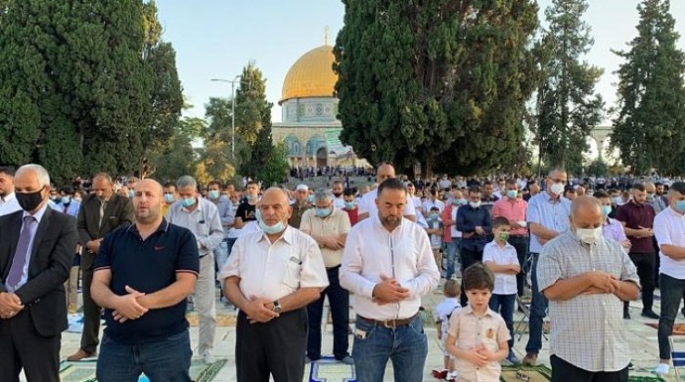154-102326-thousand-eid-adh-prayers-al-aqsa-mosque_700x400