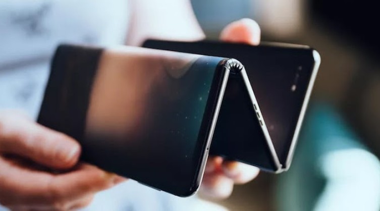 بالفيديو شركة TCL الصينية تكشف عن نموذج لهاتفها القادم بشاشة قابلة للطي 3 مرات و يمكن تحويله لتابلت بحجم 10 إنش !