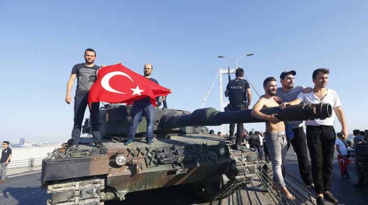 تركيا-السجن-مدى-الحياة-على-22-عسكريا-سابقا-بمحاولة-الانقلاب