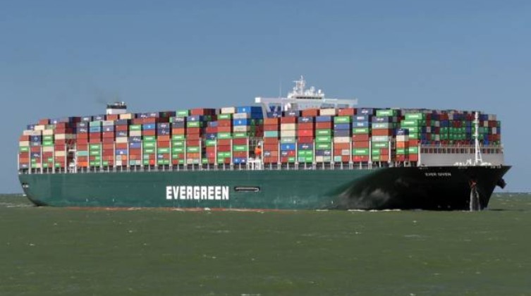 مسؤول مصري يستبعد التنازل عن تعويضات السفينة الجانحة بقناة السويس