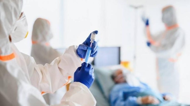 د. العبادلة: قرار بتطعيم كل العاملين بالوزارات واللقاح يوفر نسبة حماية بين 80 – 95%