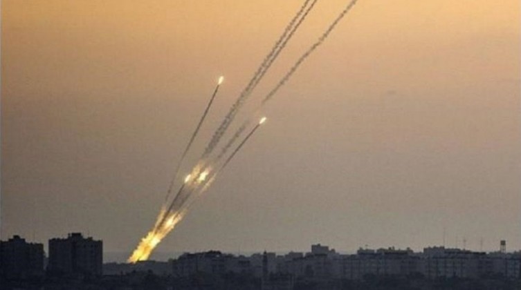إطلاق أكثر من 200 صاروخاً من قطاع غزة