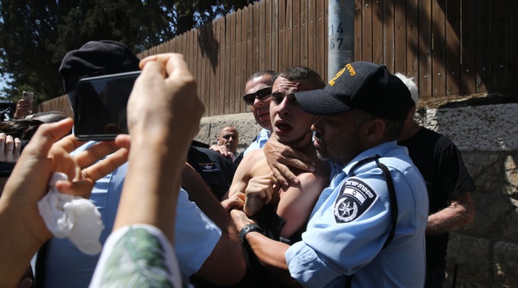 الشرطة الإسرائيلية تعتدي على وقفة سلمية بالقدس الشرقية