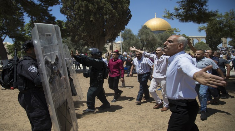 Israeli forces storm J'lem's Aqsa, injuring worshipers