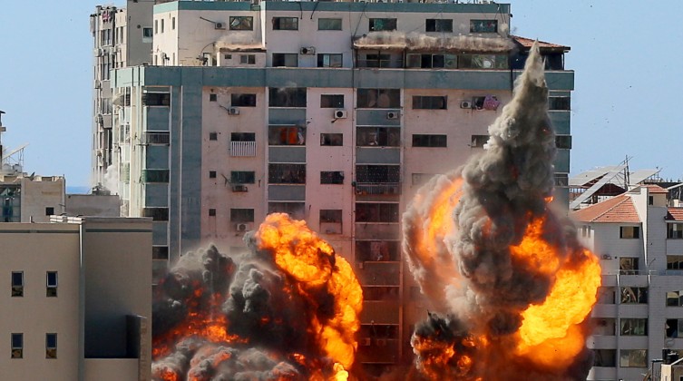طيار اسرائيلي: قصفنا الأبراج بغزة لهذا السبب