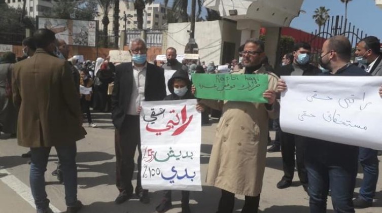 85-212407-demonstration-gaza-employees-hamas-full-salaries_700x400