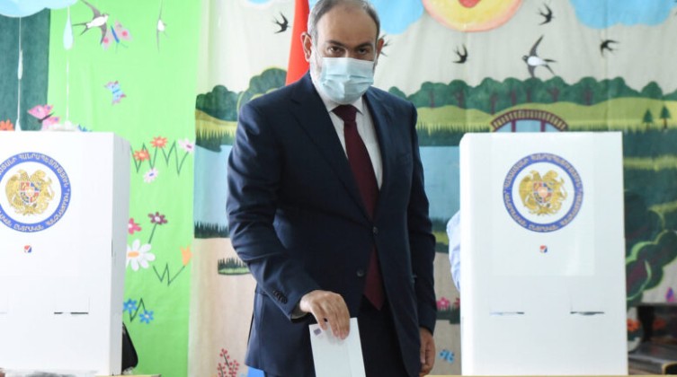Leader of Civil Contract party Nikol Pashinyan casts his vote during the snap parliamentary election in Yerevan