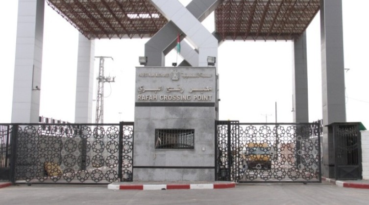 إحصائية عدد المسافرين عبر معبر رفح في القطاع