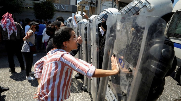 Protests after critic of Abbas died in Palestinian custody