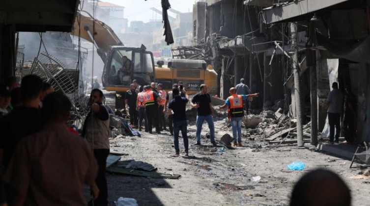 كهرباء غزة تعيد إصلاح شبكة الكهرباء المتضررة جراء انفجار سوق الزاوية