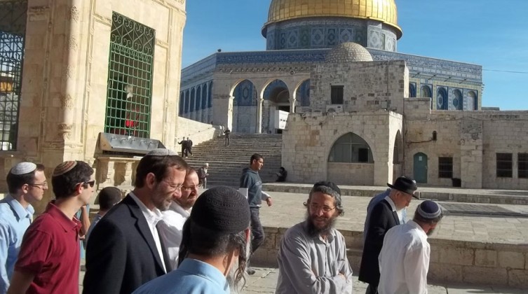 عشرات المستوطنين يقتحمون المسجد الأقصى