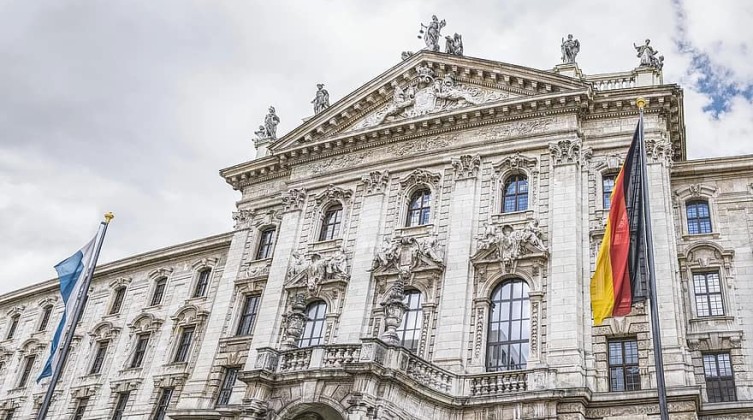 munich-architecture-court-of-justice-the-federal-constitutional-court-bavaria-district-court-facade-flag-building