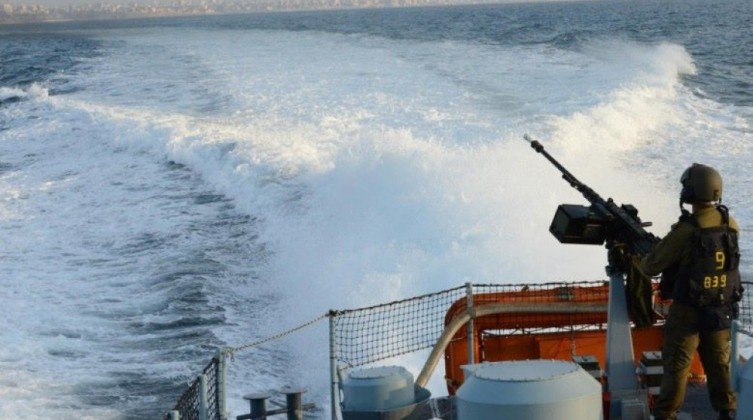 زوارق الاحتلال تهاجم مراكب الصيادين في بحر غزة