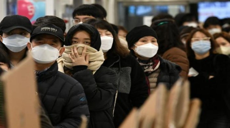 159-082947-japan-urges-citizens-limit-mobility-corona_700x400