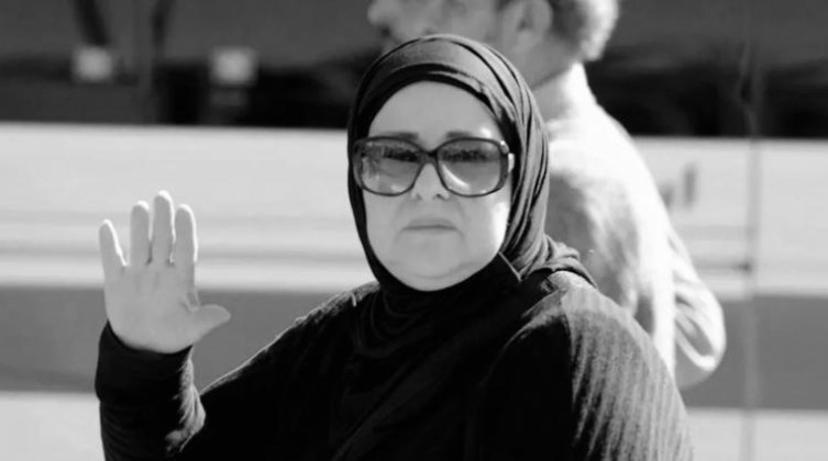 شاهد: وصول جثمان دلال عبد العزيز لمسجد المشير طنطاوي بعد مغادرته المستشفى