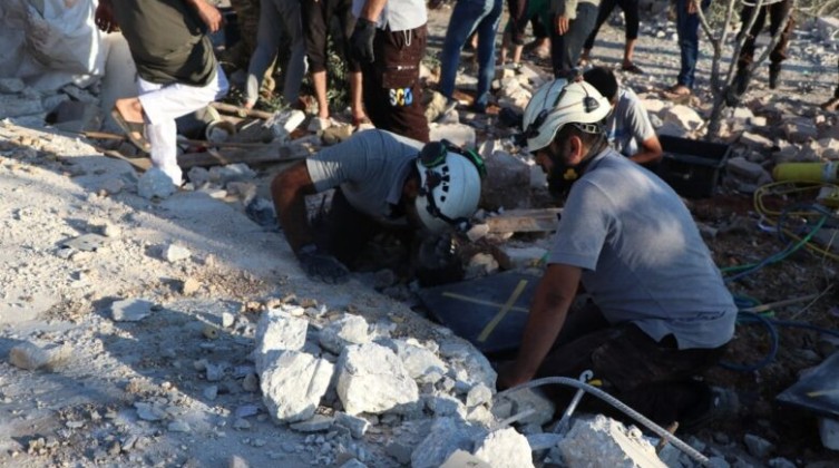 البحث-عن-ناجين-تحت-الأنقاض-في-قرية-بلشون-بريف-إدلب-780x470