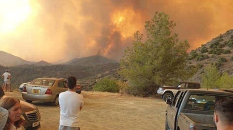 قبرص-تطلب-المساعدة-في-إخماد-حريق-ضخم-يجتاح-منطقة-قروية