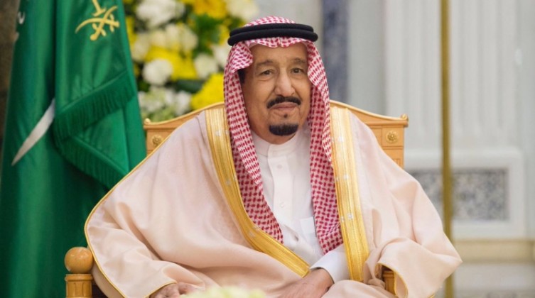 أمام-خادم-الحرمين-الشريفين-..-أصحاب-السمو-والمعالي-الذين-صدرت-الأوامر-بتعيينهم-في-مناصب-جديدة-يؤدون-القسم.-799x573