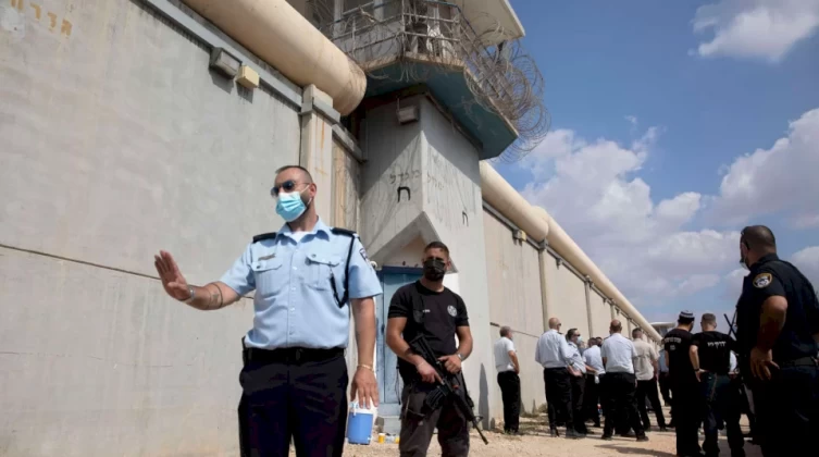 عزل ضابط مخابرات سجن "جلبوع" بعد فشله أمام أسرى "نفق الحرية "