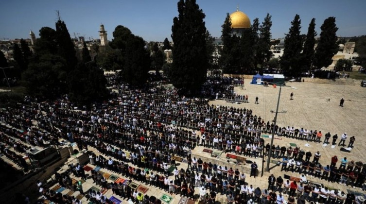 30 ألف مصلٍ يؤدون صلاة الجمعة في المسجد الأقصى المبارك