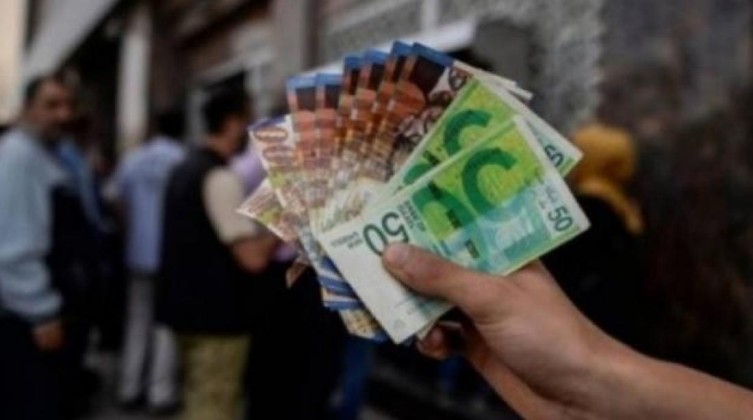 توقعات بصرف الراتب كاملاً للموظفين العموميين الفترة المقبلة