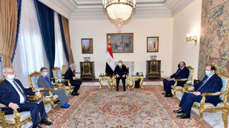 صحيفة تكشف تفاصيل اجتماع لابيد في القاهرة