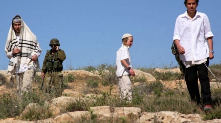 رام الله: مستوطنون ينصبون خيمة على أراضي الفلسطينيين في بلدة نعلين