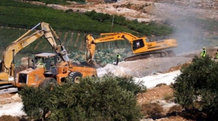 الأغوار الشمالية: جيش الاحتلال يدمر خط مياه ويتلف مزروعات في سهل "قاعون"