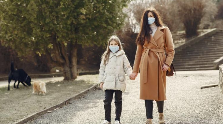 mother-with-daughter-in-face-masks