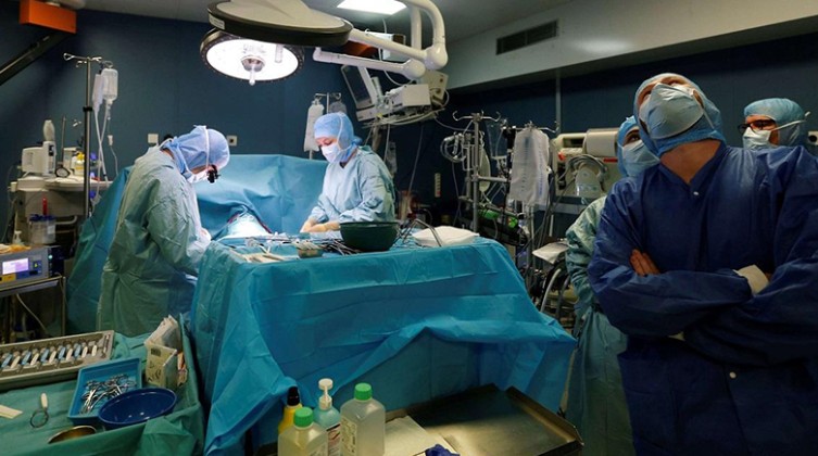 الصحة بغزة تقرر وقف العمليات بجميع المستشفيات بسبب كورونا