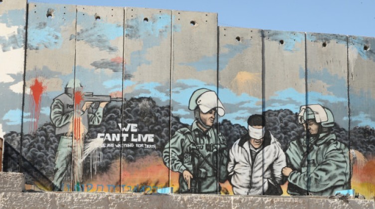 محكمة اسرائيلية تُلغي قرارًا بمنع المزارعين الفلسطينيين من دخول أراضيهم خلف جدار الفصل العنصري