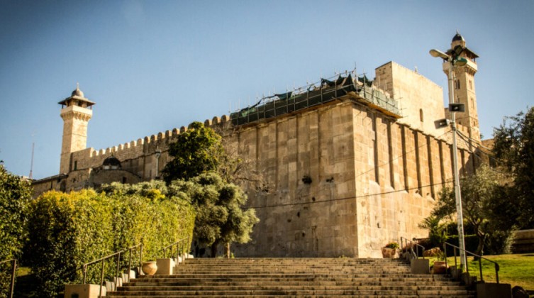 قوات الاحتلال تغلق الحرم الإبراهيمي الشريف تمهيداً لاقتحامه