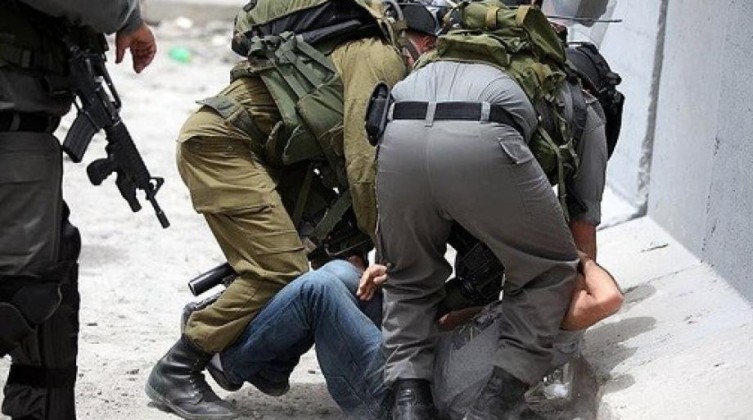 القدس المحتلة: الاحتلال يعتقل شابًا ويعتدي على طفل عند باب العامود