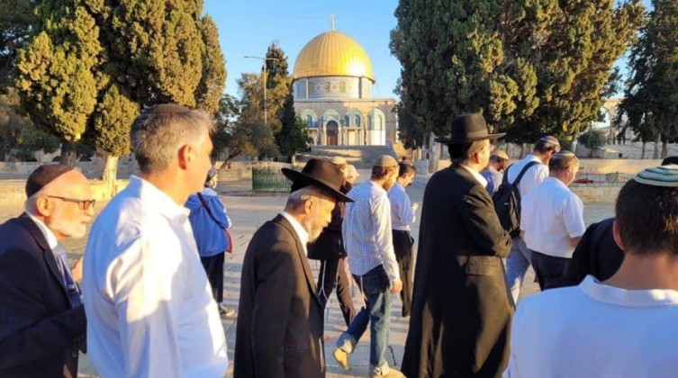 القدس المحتلة: عشرات المستوطنين يقتحمون باحات المسجد الأقصى