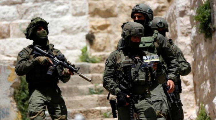 اعتقالات ومداهمات في مناطق متفرقة بالضفة المحتلة