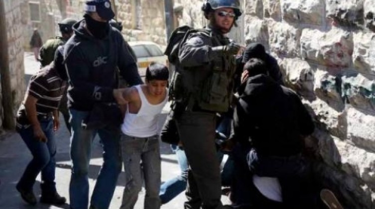 قوات الاحتلال تعتقل طفلا  في القدس