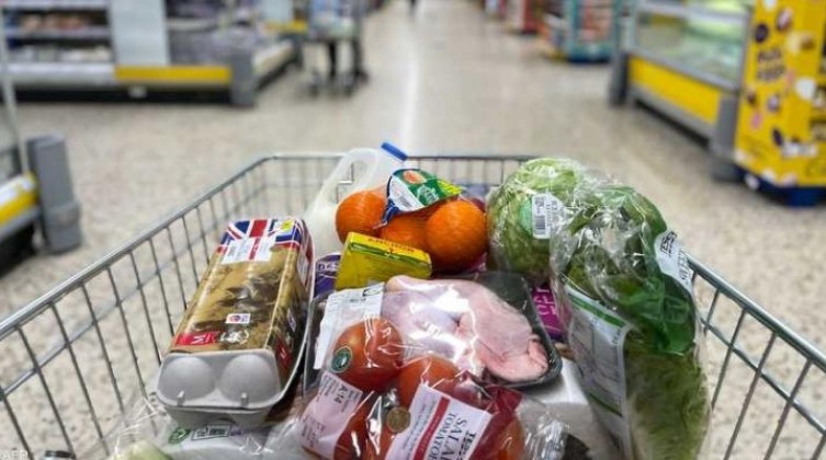 الاقتصاد:  كميات السلع الأساسية المتوفرة تكفي لثلاثة أشهر