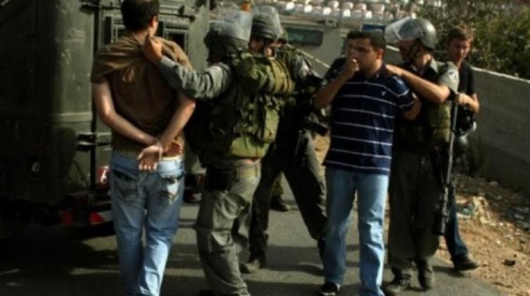 القدس المحتلة: قوات الاحتلال تعتقل ٤ شبان من مخيم قلنديا